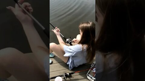 duduk manis sambil mancing cantik