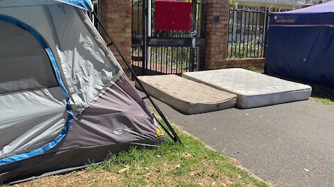 SOUTH AFRICA - Cape Town - Arcadia Place evicted persons camped on road(Video) (J2R)