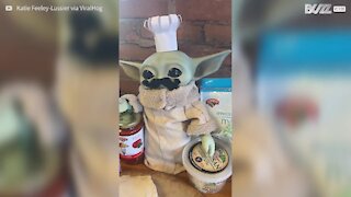 Yoda bebé faz pizza de outra galáxia