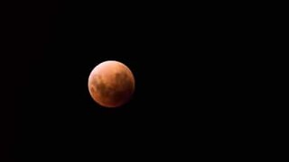 Raro eclipse da superlua azul de sangue é visto na Austrália