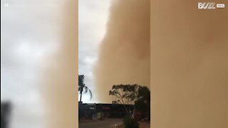 Le jour vire à la nuit sous l'effet de cette tempête de sable