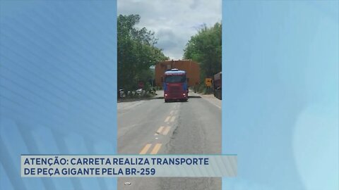 Atenção: carreta realiza transporte de peça gigante pela BR-259