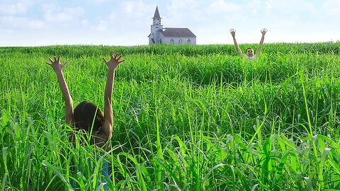 Grass Traps People in a Time Loop, Once They Enter There is no Way Out