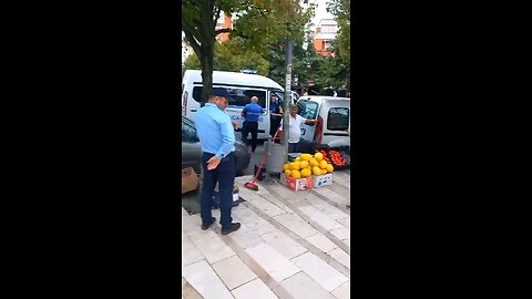 POLICIA BASHKIAKE NË DURRËS PËRZË SHITËSIT NGA RRUGA