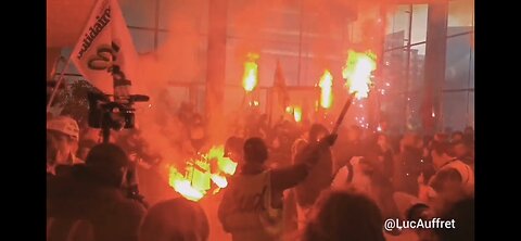 FRENCH PROTESTERS SHUT DOWN PARIS STOCK EXCHANGE !!!! YIPPIE!!!!!