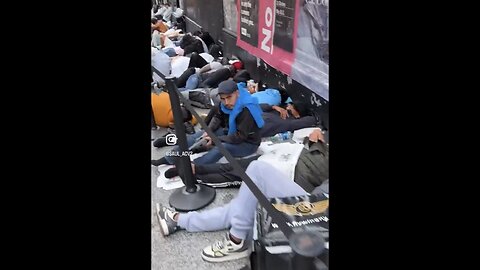 ILLEGAL MIGRANTS LIVE ON NEW YORK CITY SIDEWALK🎟️🌇⛺️🛗🎪🛃🐚💫