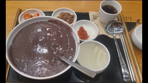 How about a bowl of red bean porridge after a day? Red bean porridge cooks well for the body.