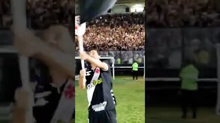 Nenê comemorando a vitória balançando a bandeira do Vascão em São Januário