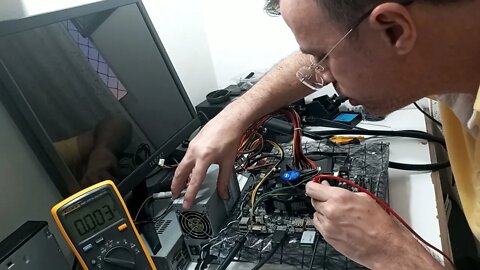 Placa-mãe não salva configurações da BIOS, nem data e hora.