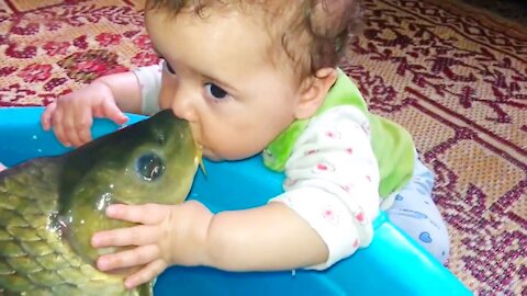 BABIES MEET FISH FOR THE FIRST TIME | Best Funny Babies And Animals Videos