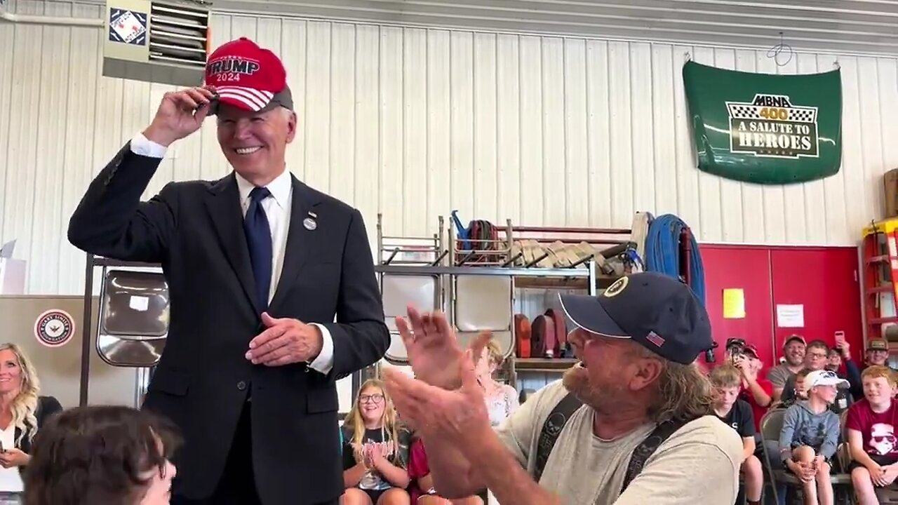 🔥🔥🔥Joe Biden puts on a Trump 2024 hat