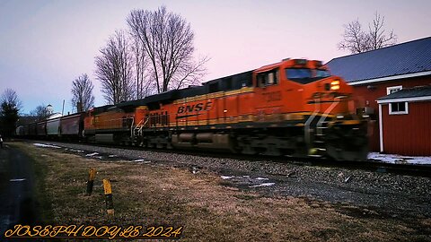 A BNSF & NS GRAIN TRAIN PASSES IN THE LAST BIT OF LIGHT