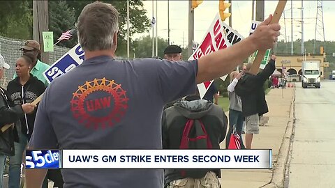 Senator Sherrod Brown visits with striking United Auto Workers at General Motors plant in Parma