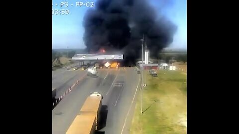 Truck explodes at the toll booth (Brazil)