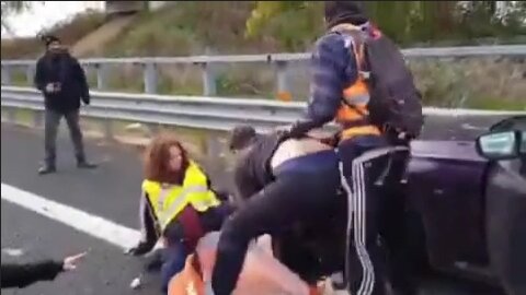 'Just Stop Oil' Trying To Block The Road In Italy