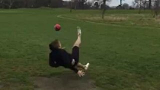 Cette partie de "footgolf" finit par une jolie chute