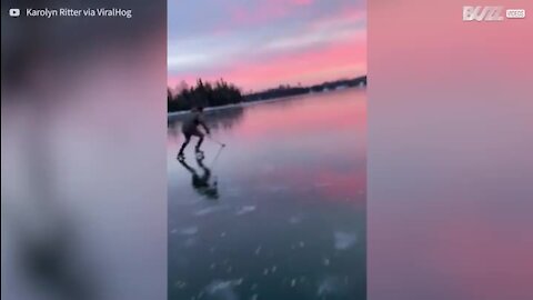 Un superbe coucher de soleil sur la glace