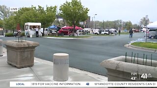 Overland Park Farmer's Market gets underway