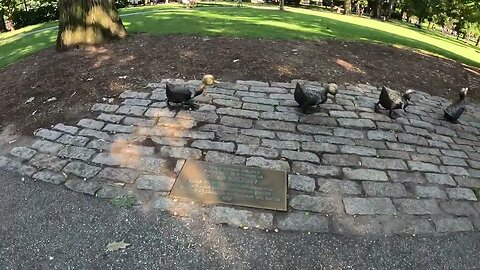 Boston Public Garden Ducklings Selfie Spot 4K - Living In Boston