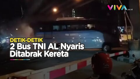 2 Bus TNI AL Nekat Terobos Palang Pintu Rel Nyaris Tersambar Kereta