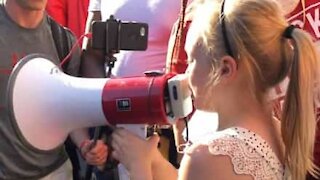 Menina de 9 anos dá discurso poderoso durante protesto