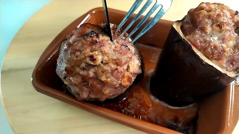 Try this delicious aubergine stuffed with sausage and you will amaze all your friends!