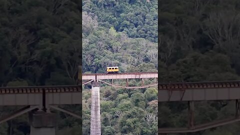 Auto Atravessando o Viaduto