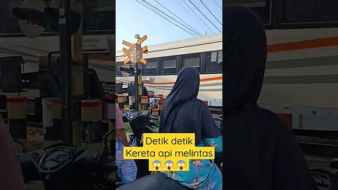 Detik - Detik Kereta api Melintas 😱😱😱 #short #shortsfeed #shortvideo