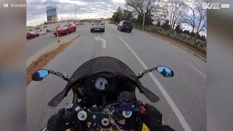 Collision de voitures juste devant un motard