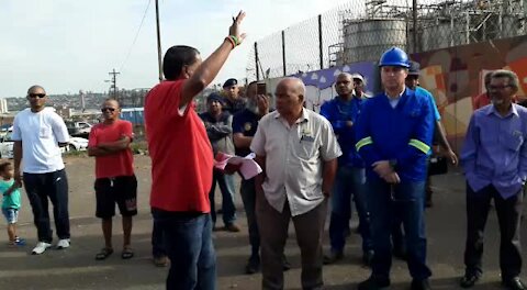 WATCH: Irate residents won’t allow Durban chemical plant to reopen following leak (dMp)