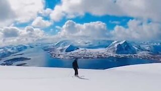 Ces jeunes skient dans un lieu paradisiaque