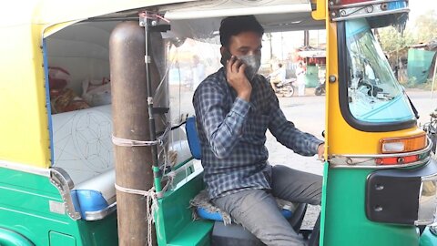 Rickshaw 'ambulance' offers free oxygen, transport for virus patients