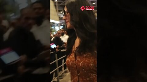 Katrina Kaif gets MOBBED by fans at the airport #shorts #katrinakaif #spotted