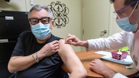 Horacio Arruda a reçu sa 1re dose du vaccin et son « plaster » vole la vedette