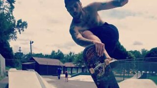 Jovem com perna amputada mostra ser um grande skater