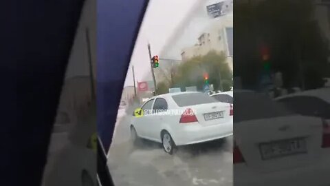 Тўхтовсиз ёғаётган ёмғир сабабли Тошкент кўчаларини сув босди 😨