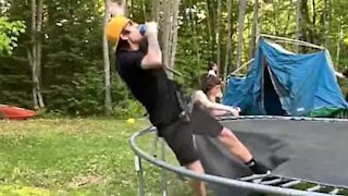 Ce saut en trampoline fini en une chute spectaculaire