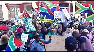 UPDATE 2 – Thousands fill the streets of Cape Town to demand Zuma step down (2Up)