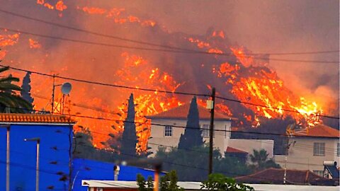 Huge volcano explosion destrouys surrounding