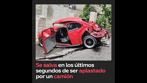 Hombre sale corriendo de coche cuando un camión se abalanza sobre él