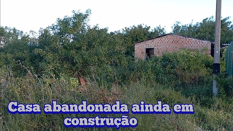 casa abandonada no litoral estavam construindo