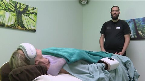 World's tallest massage therapist calls Tarpon Springs home