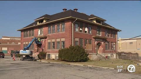 Flat Rock residents fight school district's plan to tear down historic Reading building