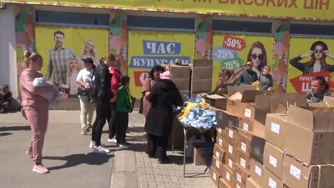 Russian servicemen organised humanitarian aid distribution in one of the residential areas of Kherson