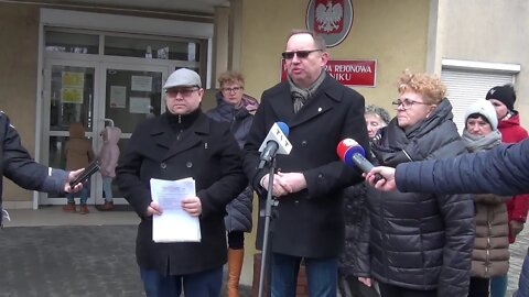 Konferencja prasowa przed sądem w Rybniku.