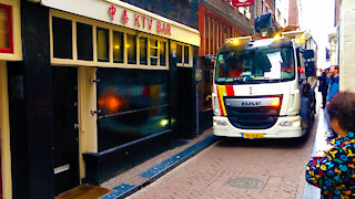 Truck navigates Amsterdam’s CRAZY NARROW ALLEYS