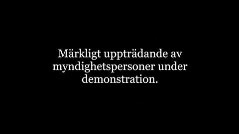 Märkligt uppträdande av myndighetspersoner under demonstration.