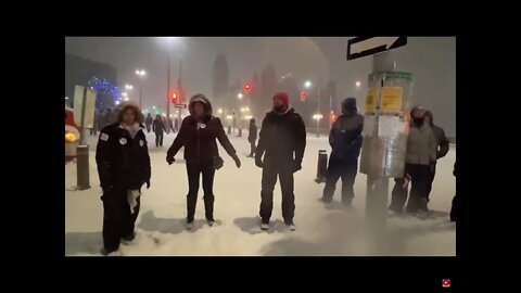 ❤️🇨🇦 PATRiOTIC CANADiANS FORM HUMAN CHAiN 🔗 BLOCKiNG TRUCKERS 🚎🚚🚍