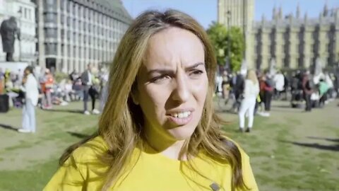 Video: Assange supporters form human chain at UK parliament