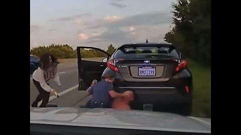 ARKANSAS POLICE TROOPER TACKLES🛣️🚙🚓👮🏻‍♀️WITH DRIVER FOR SPEEDING🤼‍♂️🚨🚔💫